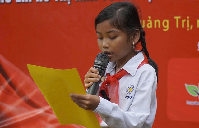 Cô học trò Vân Kiều ngượng nghịu đọc 'thư cảm ơn' vì có 'Ngôi nhà hạnh phúc' - Ảnh 2.