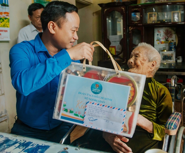 Giây phút hạnh phúc của các Bà mẹ Việt Nam anh hùng ở Quảng Trị - Ảnh 1.