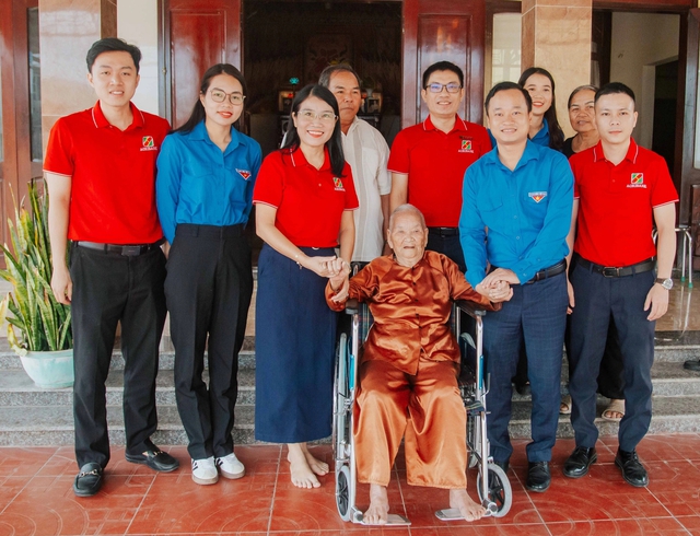 Giây phút hạnh phúc của các Bà mẹ Việt Nam anh hùng ở Quảng Trị - Ảnh 2.