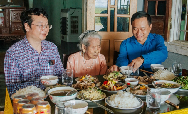 Giây phút hạnh phúc của các Bà mẹ Việt Nam anh hùng ở Quảng Trị - Ảnh 4.