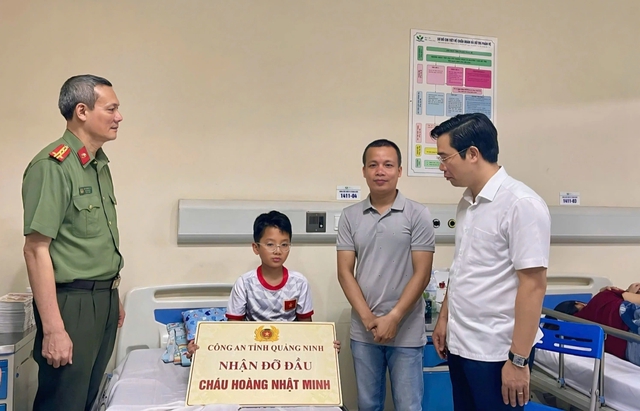 Công an Quảng Ninh nhận đỡ đầu bé trai trong vụ lật tàu trên vịnh Hạ Long- Ảnh 1.