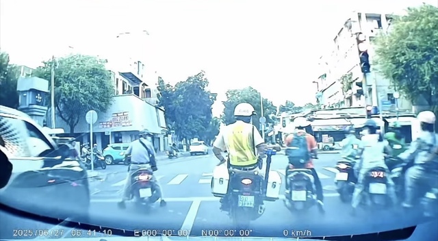 CSGT TP.HCM mở đường khẩn cấp đưa người đàn ông ngất xỉu đi cấp cứu- Ảnh 2.