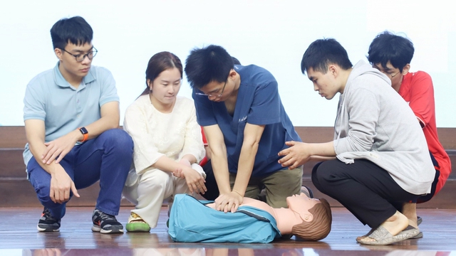 Điểm chuẩn B00, C00 Trường ĐH Y Hà Nội chênh nhau 5 điểm- Ảnh 1.