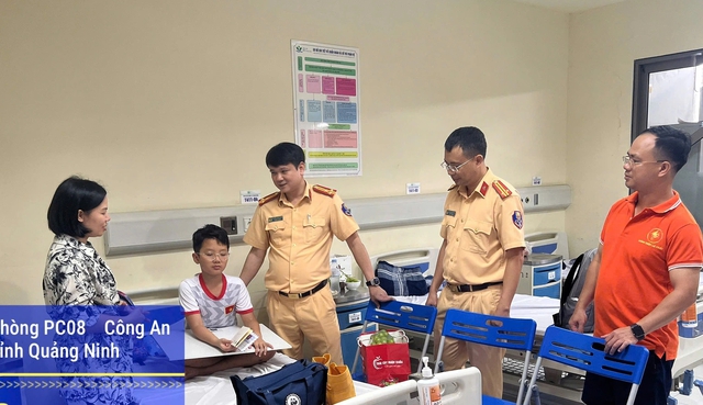 Công an Quảng Ninh nhận đỡ đầu bé trai trong vụ lật tàu trên vịnh Hạ Long- Ảnh 2.