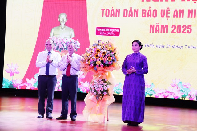 Phong trào toàn dân bảo vệ an ninh Tổ quốc phải xuất phát từ nhân dân - Ảnh 1. Phong trào toàn dân bảo vệ an ninh Tổ quốc phải xuất phát từ nhân dân - Ảnh 1.