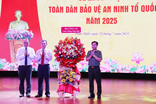 Phong trào toàn dân bảo vệ an ninh Tổ quốc phải xuất phát từ nhân dân - Ảnh 2. Phong trào toàn dân bảo vệ an ninh Tổ quốc phải xuất phát từ nhân dân - Ảnh 2.