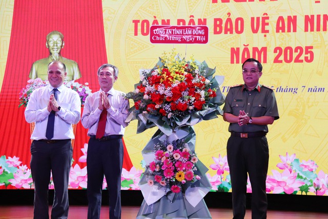 Phong trào toàn dân bảo vệ an ninh Tổ quốc phải xuất phát từ nhân dân - Ảnh 4. Phong trào toàn dân bảo vệ an ninh Tổ quốc phải xuất phát từ nhân dân - Ảnh 4.