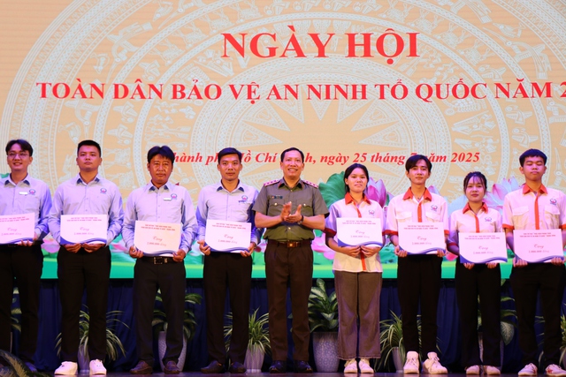 Thượng tướng Lê Văn Tuyến: Bảo vệ an ninh trật tự là nhiệm vụ của toàn dân - Ảnh 2.