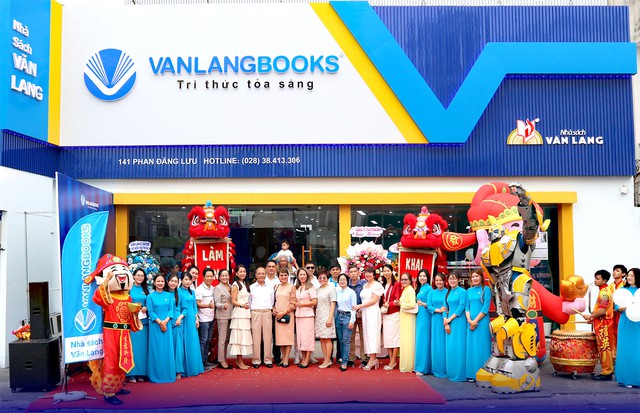 Nhà sách Văn Lang khai trương chi nhánh thứ 5 tại 141 Phan Đăng Lưu - Ảnh 1.