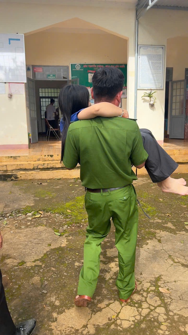 Quân đội, công an cứu hộ vụ lật xe chở sinh viên ở Lâm Đồng - Ảnh 2.