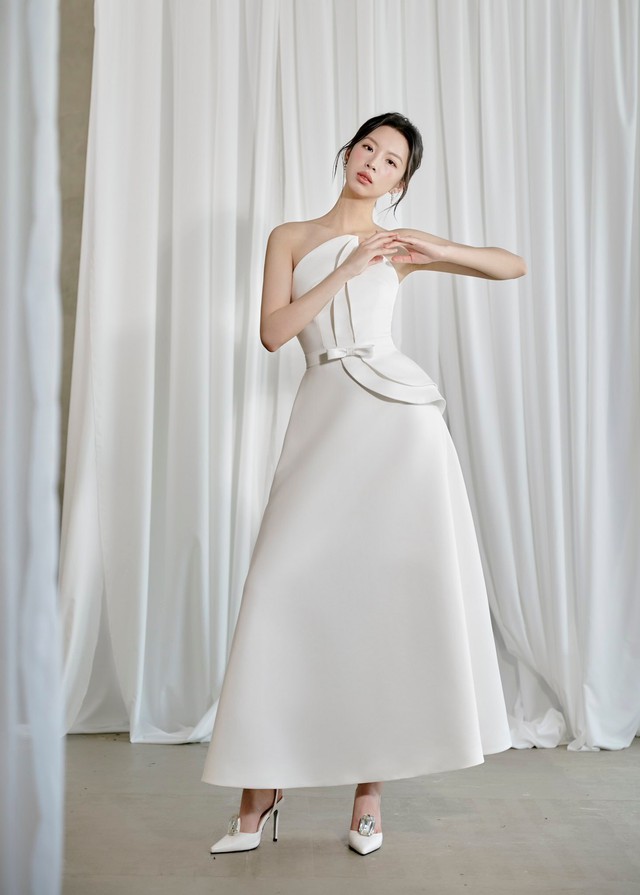 Thời trang tối giản không chỉ là trắng và đen- Ảnh 3. Thời trang tối giản không chỉ là trắng và đen- Ảnh 3.