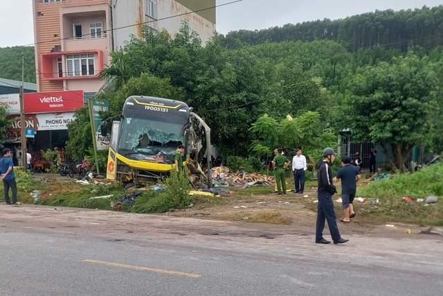 Lật xe khách trên quốc lộ 1A, 9 người tử vong- Ảnh 1.