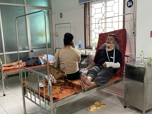 Vụ lật xe khách, 9 người tử vong: Do nổ lốp trước- Ảnh 2. Vụ lật xe khách, 9 người tử vong: Do nổ lốp trước- Ảnh 2.