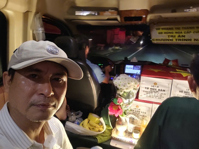 Trên chuyến xe thiêng đưa 5 liệt sĩ về quê mẹ Trên chuyến xe thiêng đưa 5 liệt sĩ về quê mẹ
