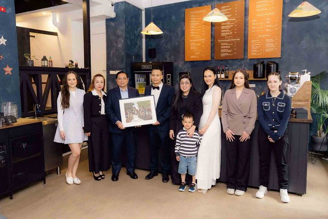 Chung dòng máu Lạc Hồng: Hương phở Việt giữa thủ đô Tallinn Chung dòng máu Lạc Hồng: Hương phở Việt giữa thủ đô Tallinn