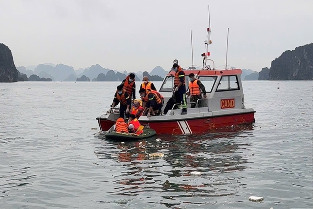Tìm thấy thi thể nghi là nạn nhân cuối cùng vụ lật tàu trên vịnh Hạ Long - Ảnh 1.