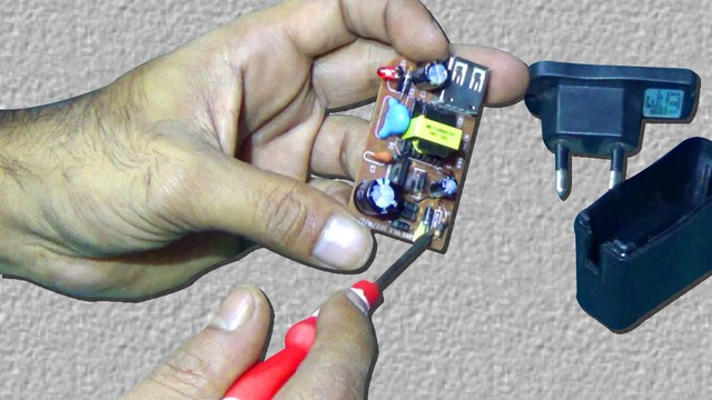 Cảnh báo về việc tự sửa chữa bộ sạc điện thoại và máy tính - Ảnh 1.