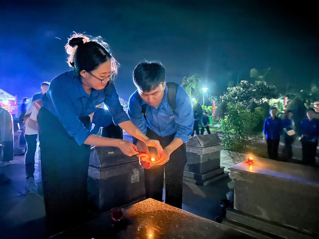 Anh Nguyễn Minh Triết thắp nến tri ân liệt sĩ tại Vĩnh Long - Ảnh 13.