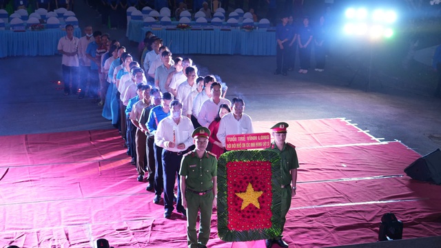 Anh Nguyễn Minh Triết thắp nến tri ân liệt sĩ tại Vĩnh Long - Ảnh 4.