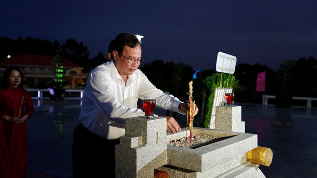 Anh Nguyễn Minh Triết thắp nến tri ân liệt sĩ tại Vĩnh Long - Ảnh 2.