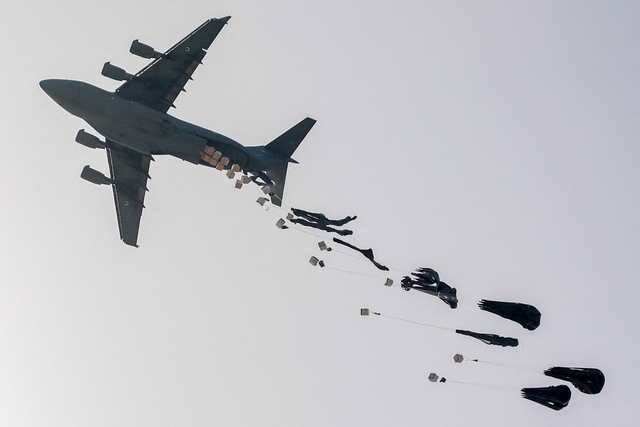 Israel cho thả hàng viện trợ xuống Dải Gaza- Ảnh 1. Israel cho thả hàng viện trợ xuống Dải Gaza- Ảnh 1.