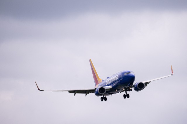 Máy bay Southwest Airlines tránh va chạm máy bay chiến đấu gây Hoảng loạn cho hành khách - Ảnh 1.