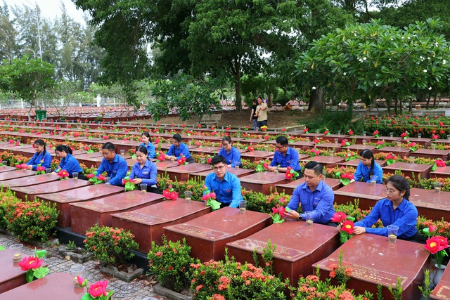 Gần 3.800 ngọn nến tri ân được thắp lên tại nghĩa trang liệt sĩ TP.Cần Thơ- Ảnh 2.