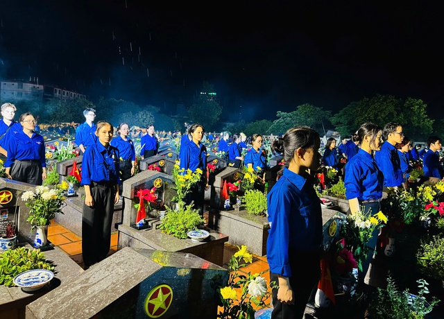 Hơn ngàn người đội mưa thắp nến tri ân các anh hùng liệt sĩ tại Hà Nội- Ảnh 1. Hơn ngàn người đội mưa thắp nến tri ân các anh hùng liệt sĩ tại Hà Nội- Ảnh 1.