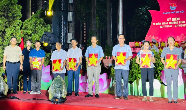 Hơn ngàn người đội mưa thắp nến tri ân các anh hùng liệt sĩ tại Hà Nội- Ảnh 2. Hơn ngàn người đội mưa thắp nến tri ân các anh hùng liệt sĩ tại Hà Nội- Ảnh 2.