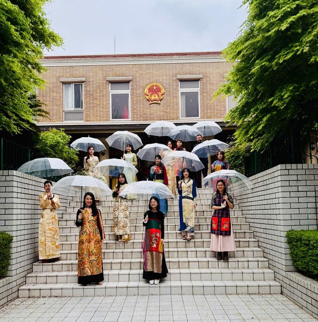 Giữ văn hóa truyền thống trong tà áo dài hiện đại - Ảnh 1. Giữ văn hóa truyền thống trong tà áo dài hiện đại - Ảnh 1.