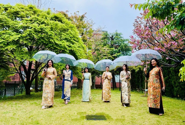 Giữ văn hóa truyền thống trong tà áo dài hiện đại - Ảnh 3. Giữ văn hóa truyền thống trong tà áo dài hiện đại - Ảnh 3.