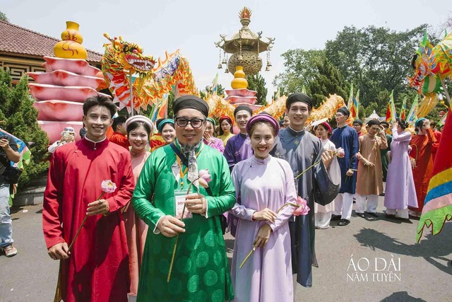 Giữ văn hóa truyền thống trong tà áo dài hiện đại - Ảnh 7. Giữ văn hóa truyền thống trong tà áo dài hiện đại - Ảnh 7.