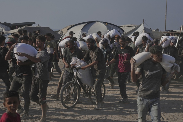 Israel cho thả hàng viện trợ xuống Dải Gaza- Ảnh 2. Israel cho thả hàng viện trợ xuống Dải Gaza- Ảnh 2.