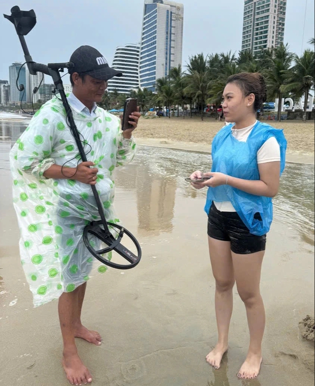 Rà tìm điện thoại iPhone cho nhiều du khách ở biển Đà Nẵng - Ảnh 1.