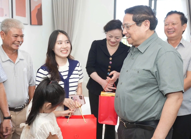 Thủ tướng dâng hương Đại tướng Nguyễn Chí Thanh và thăm nhiều dự án tại Huế - Ảnh 1.