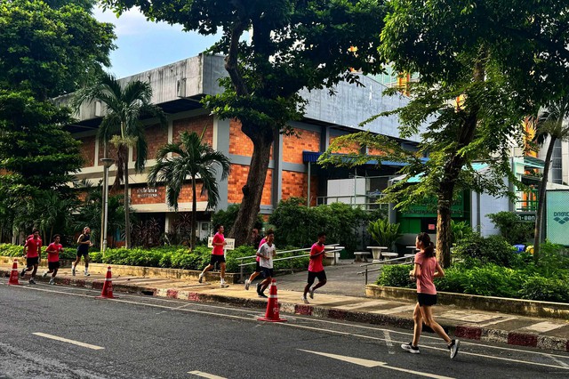 Du học sinh Việt ở Thái Lan được trường trấn an trong bối cảnh căng thẳng - Ảnh 1.