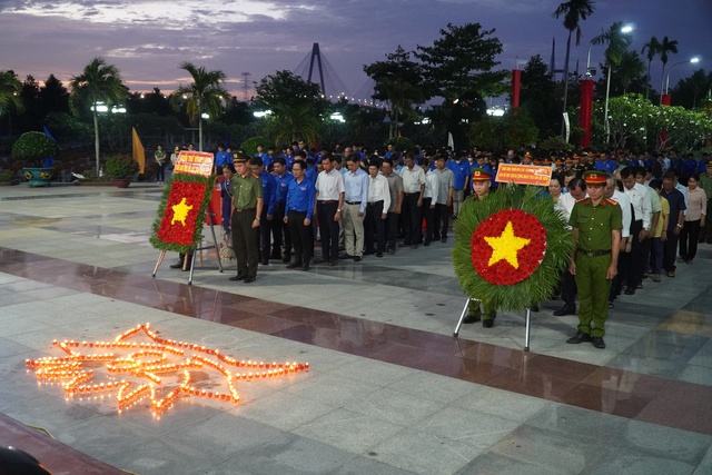 Anh Nguyễn Minh Triết thắp nến tri ân liệt sĩ tại Vĩnh Long - Ảnh 3.