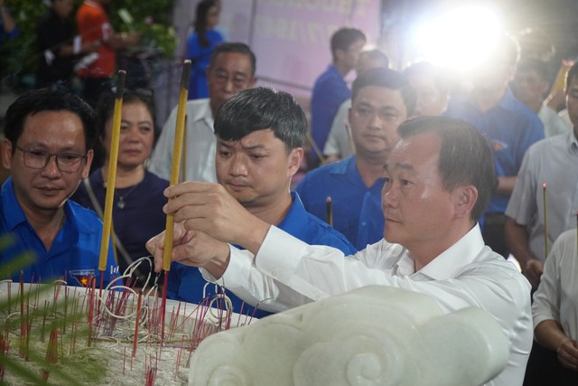 Mặc niệm tưởng nhớ công ơn các anh hùng liệt sĩ Mặc niệm tưởng nhớ công ơn các anh hùng liệt sĩ