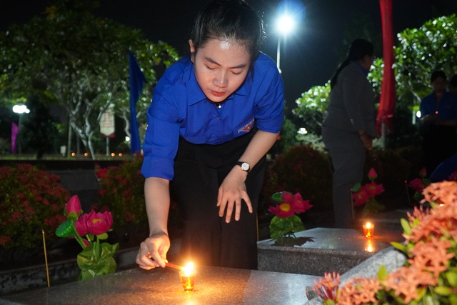Anh Nguyễn Minh Triết thắp nến tri ân liệt sĩ tại Vĩnh Long - Ảnh 12.