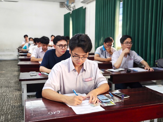 ĐH Kinh tế TP.HCM hướng dẫn thí sinh quy đổi điểm giữa các phương thức - Ảnh 1.