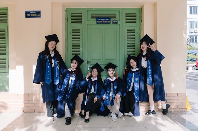 Sash ‘cháy đơn’ trong mùa tốt nghiệp - Ảnh 2.