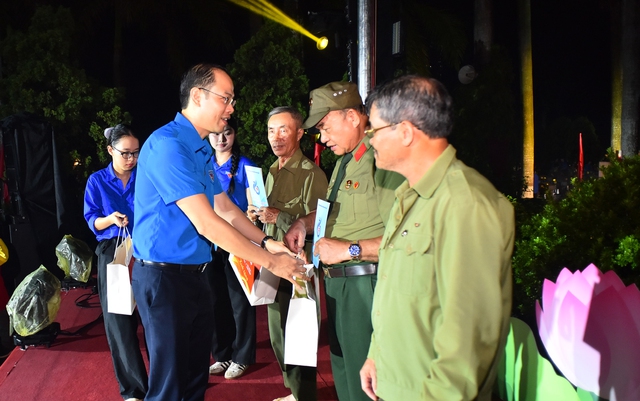 Hơn ngàn người đội mưa thắp nến tri ân các anh hùng liệt sĩ tại Hà Nội- Ảnh 3. Hơn ngàn người đội mưa thắp nến tri ân các anh hùng liệt sĩ tại Hà Nội- Ảnh 3.