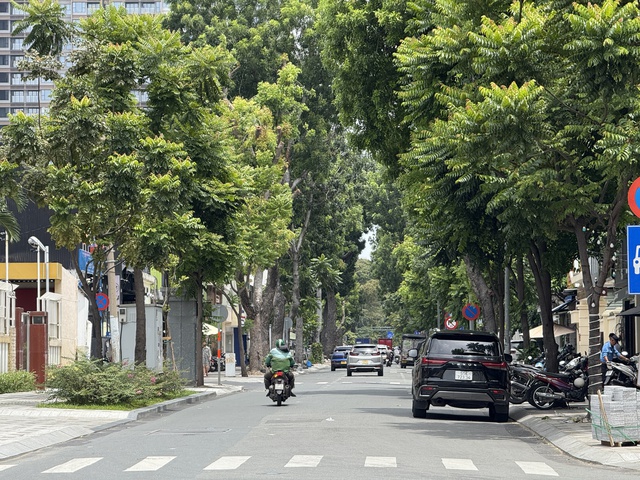 CSGT TP.HCM chỉ cách tránh ùn tắc ở vòng xoay Điện Biên Phủ - Nguyễn Bỉnh Khiêm - Ảnh 3.