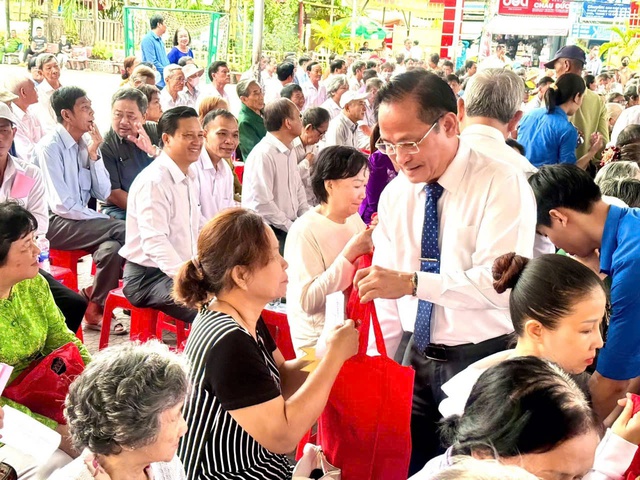 Một xã ở TP.HCM tặng quà cho người có công gần 643 triệu đồng Một xã ở TP.HCM tặng quà cho người có công gần 643 triệu đồng