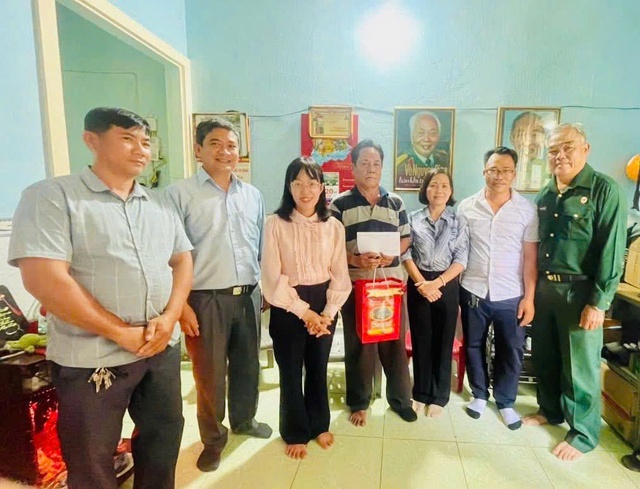 Một xã ở TP.HCM tặng quà cho người có công gần 643 triệu đồng- Ảnh 2. Một xã ở TP.HCM tặng quà cho người có công gần 643 triệu đồng- Ảnh 2.