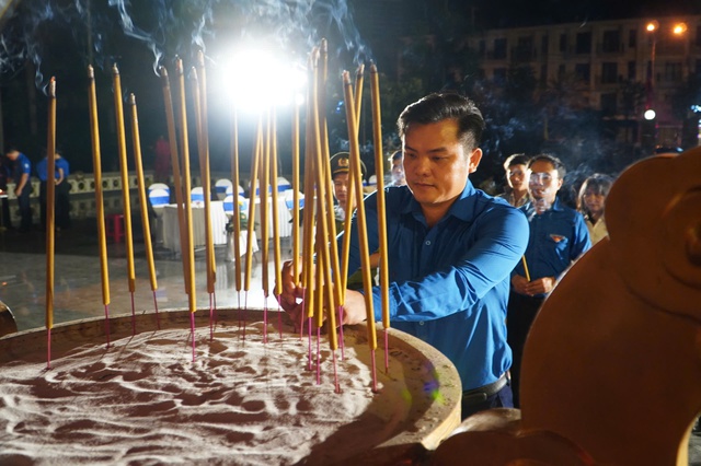 Ngàn ngọn nến hòa bình thắp sáng nghĩa trang liệt sĩ - Ảnh 2.
