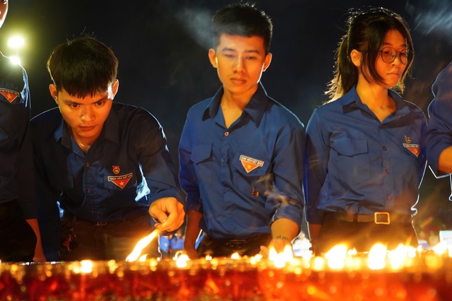 Ngàn ngọn nến hòa bình thắp sáng nghĩa trang liệt sĩ - Ảnh 3.