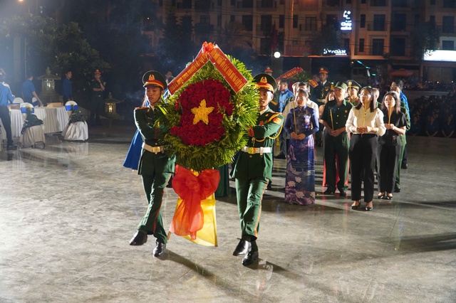 Ngàn ngọn nến thắp sáng nghĩa trang liệt sĩ Ngàn ngọn nến thắp sáng nghĩa trang liệt sĩ
