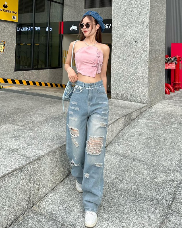 Khi sự bụi bặm lên ngôi cùng quần jeans rách- Ảnh 2. Khi sự bụi bặm lên ngôi cùng quần jeans rách- Ảnh 2.