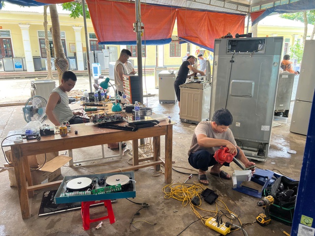 Giới trẻ Nghệ An chung tay giúp đỡ bà con vùng lũ sau bão số 3 - Ảnh 1. Giới trẻ Nghệ An chung tay giúp đỡ bà con vùng lũ sau bão số 3 - Ảnh 1.